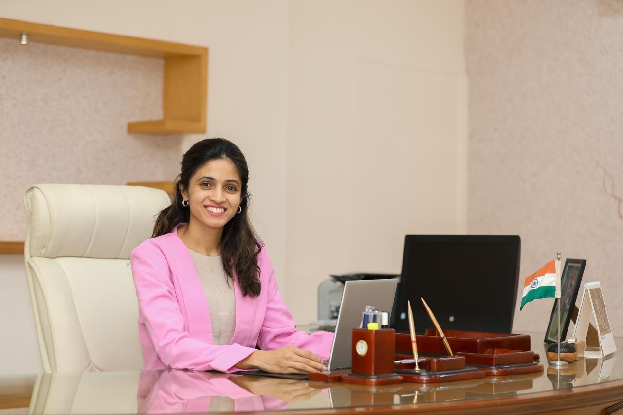 Adv. Amruta Ruikar (LLB)